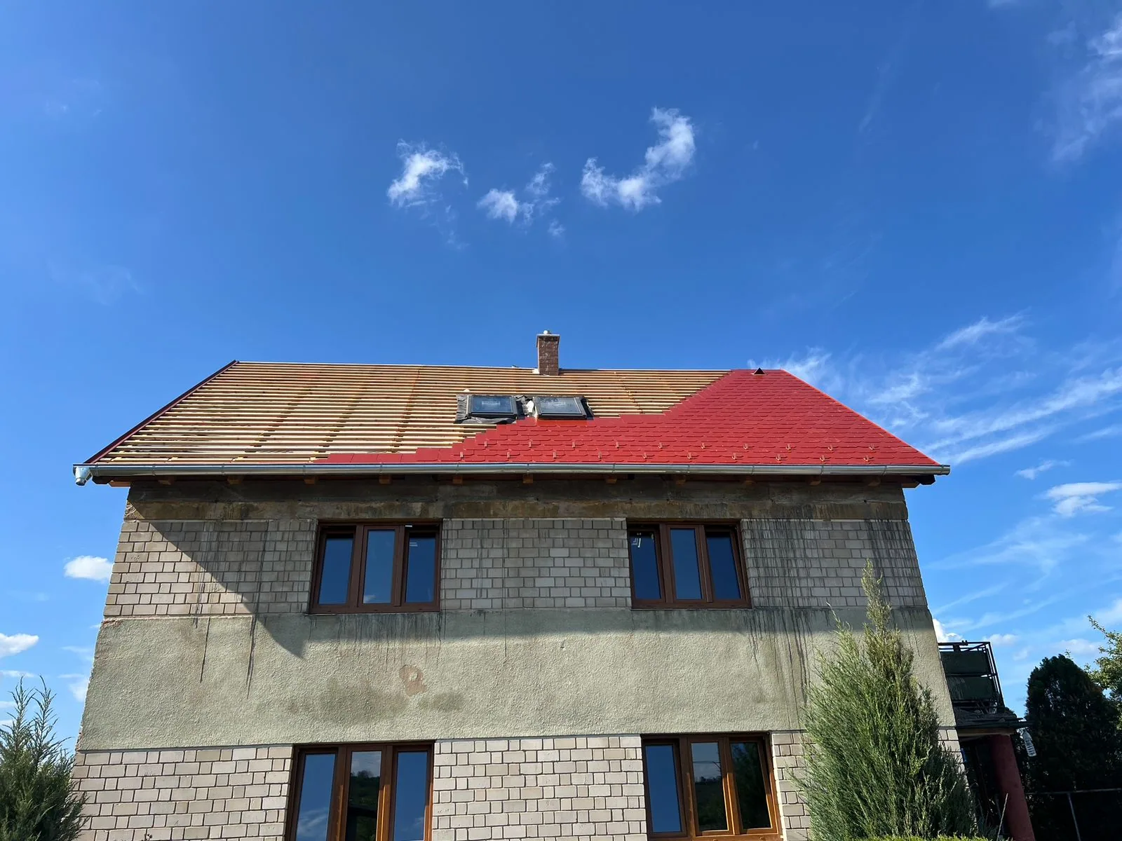 Střecha pokrytá kanadským asfaltovým šindelem — Roudnice nad Labem