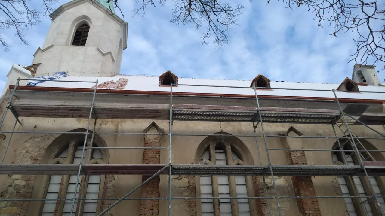 Rekonstrukce střechy kostela na Litoměřicku — pálené tašky a bobrovky