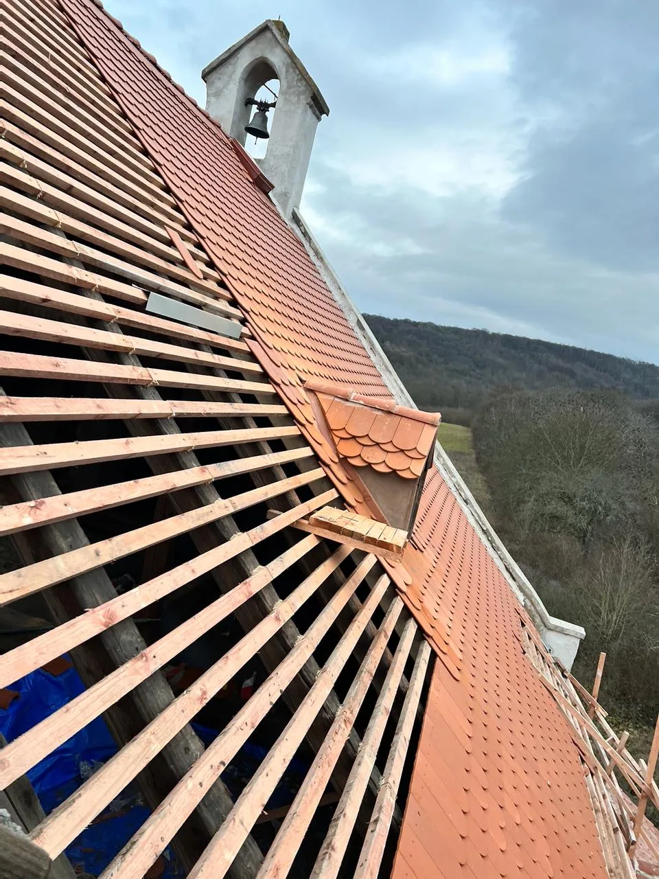 Rekonstrukce střechy kostela na Litoměřicku — pálené tašky a bobrovky