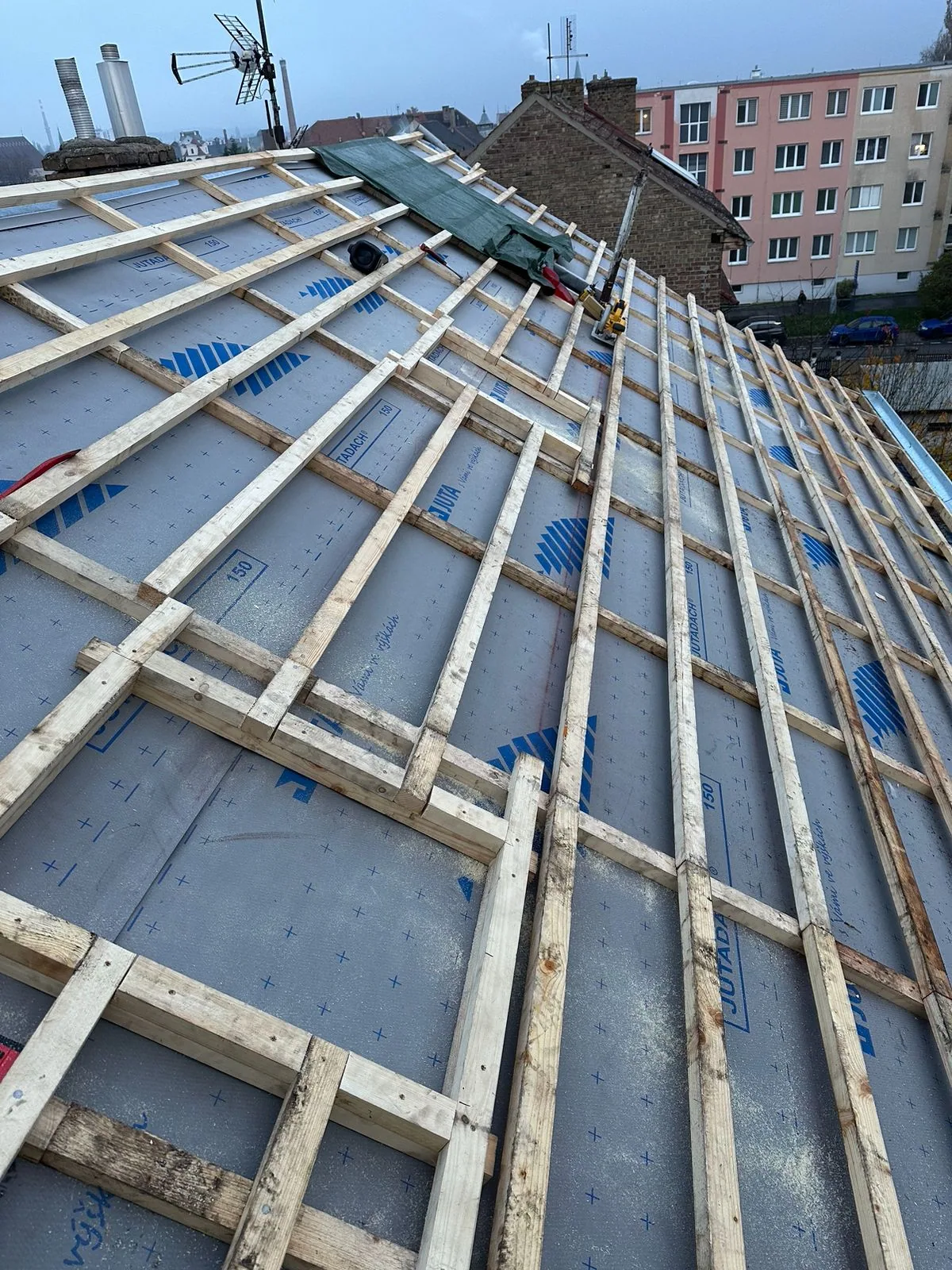 Detail vikýře s náročnými pálenými taškami — bytový dům Litoměřice