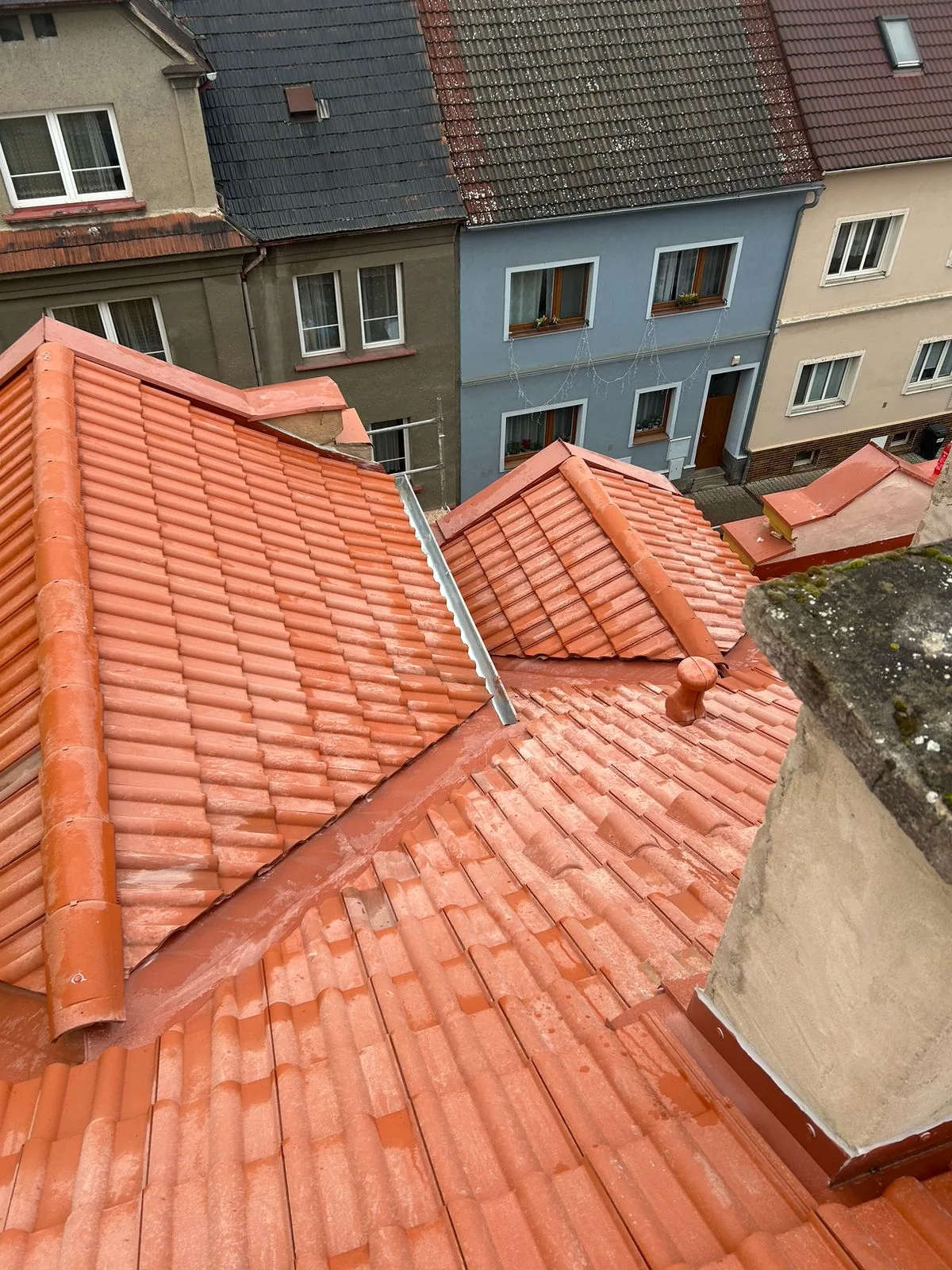 JUTA folie a střešní latě pod krytinou bytového domu v Litoměřicích
