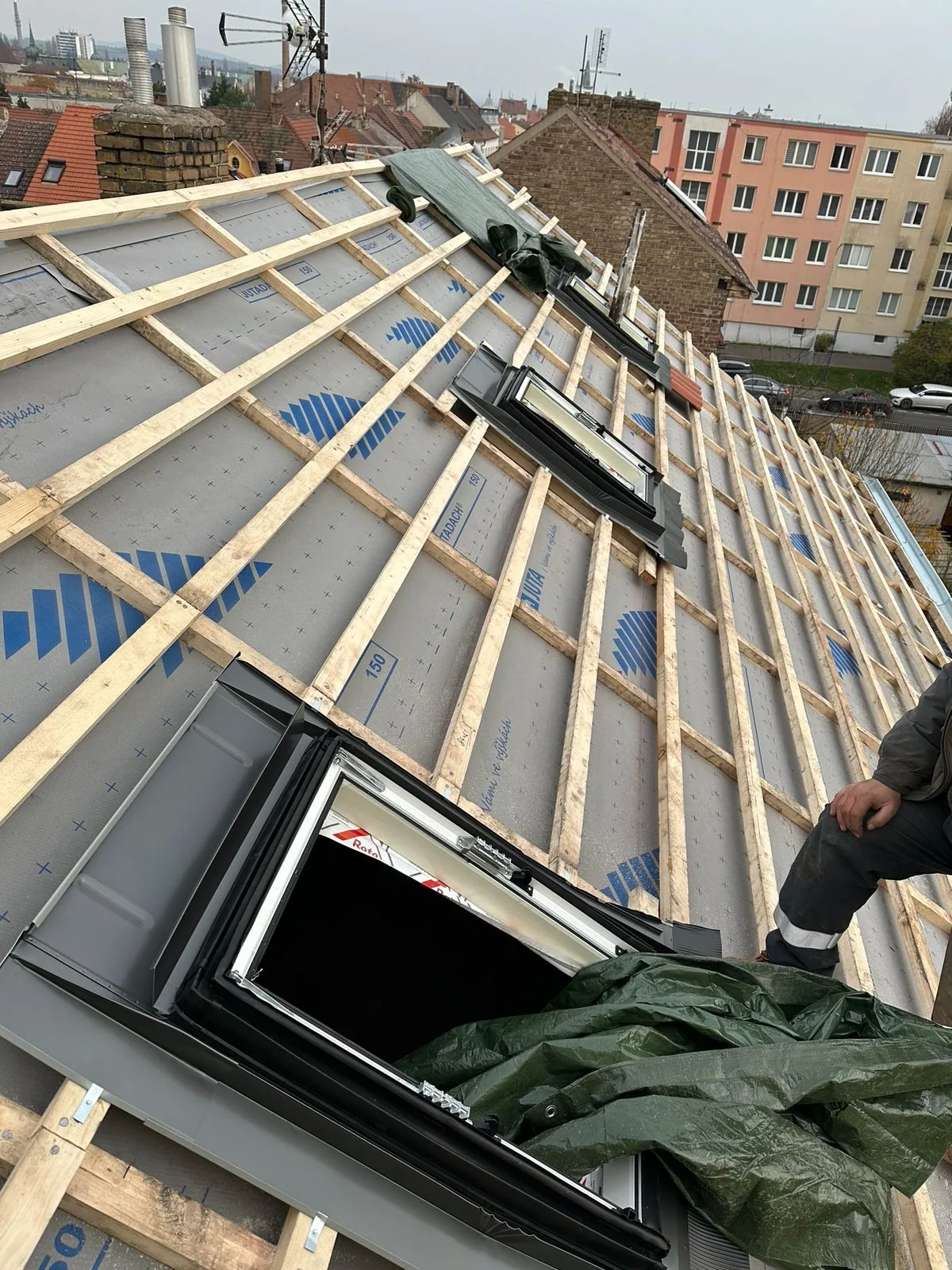 Detail otevřeného střešního okna Roto v pálené krytině — Litoměřice