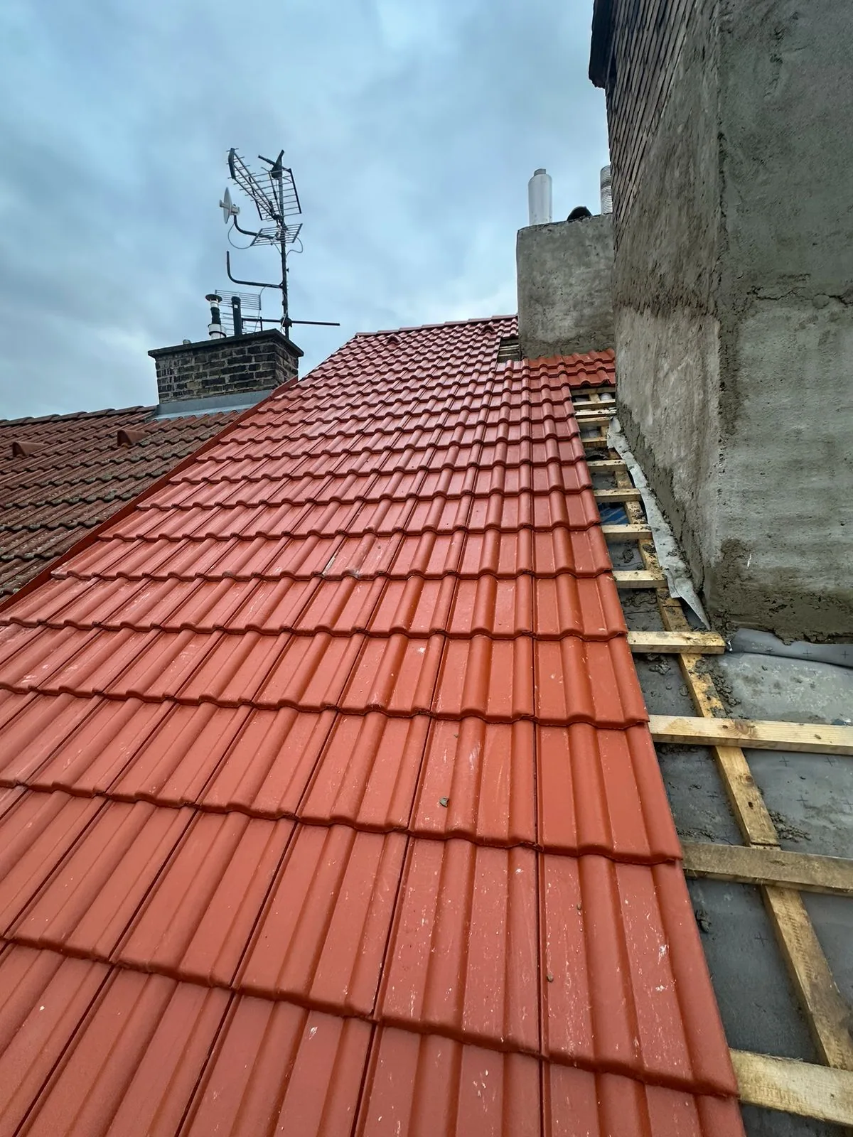 Úžlabí a valby na střeše bytového domu v Litoměřicích