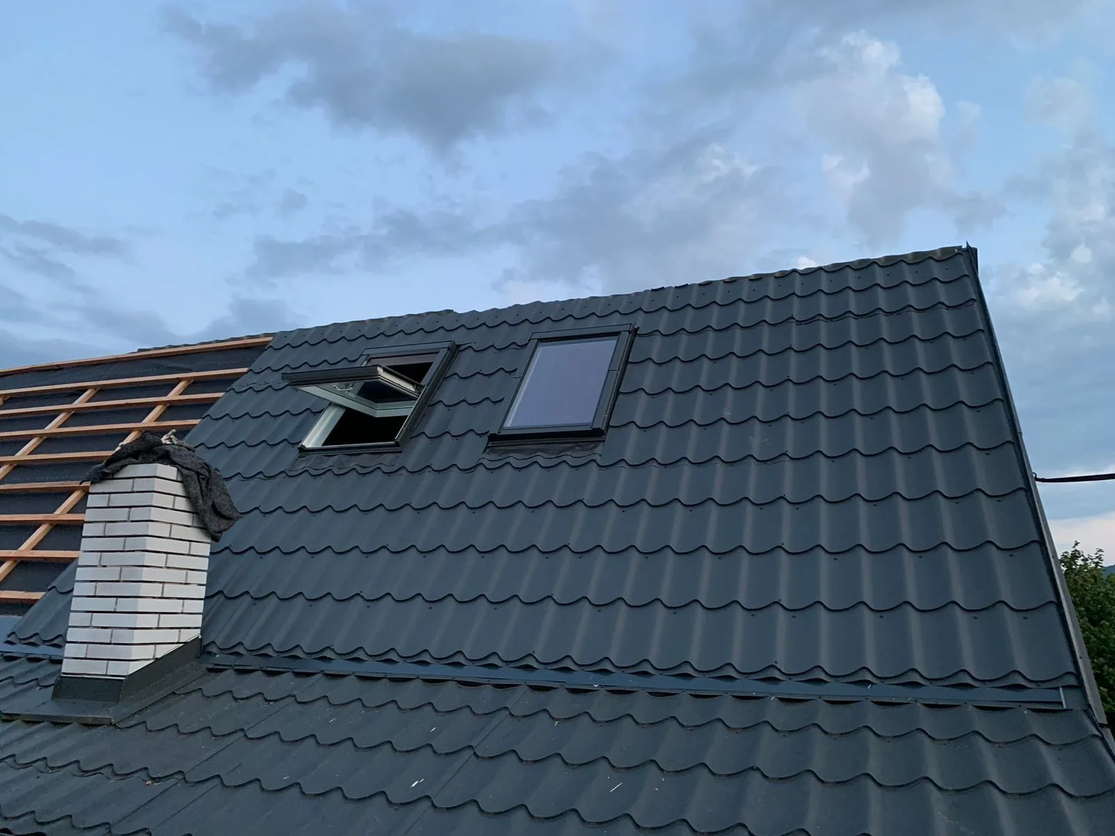 Antracitová plechová střecha Satjam Roof — Děčín-Jílové