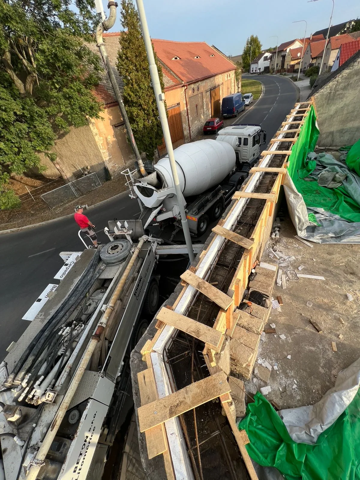 Bednění a betonáž železobetonového věnce na Litoměřicku