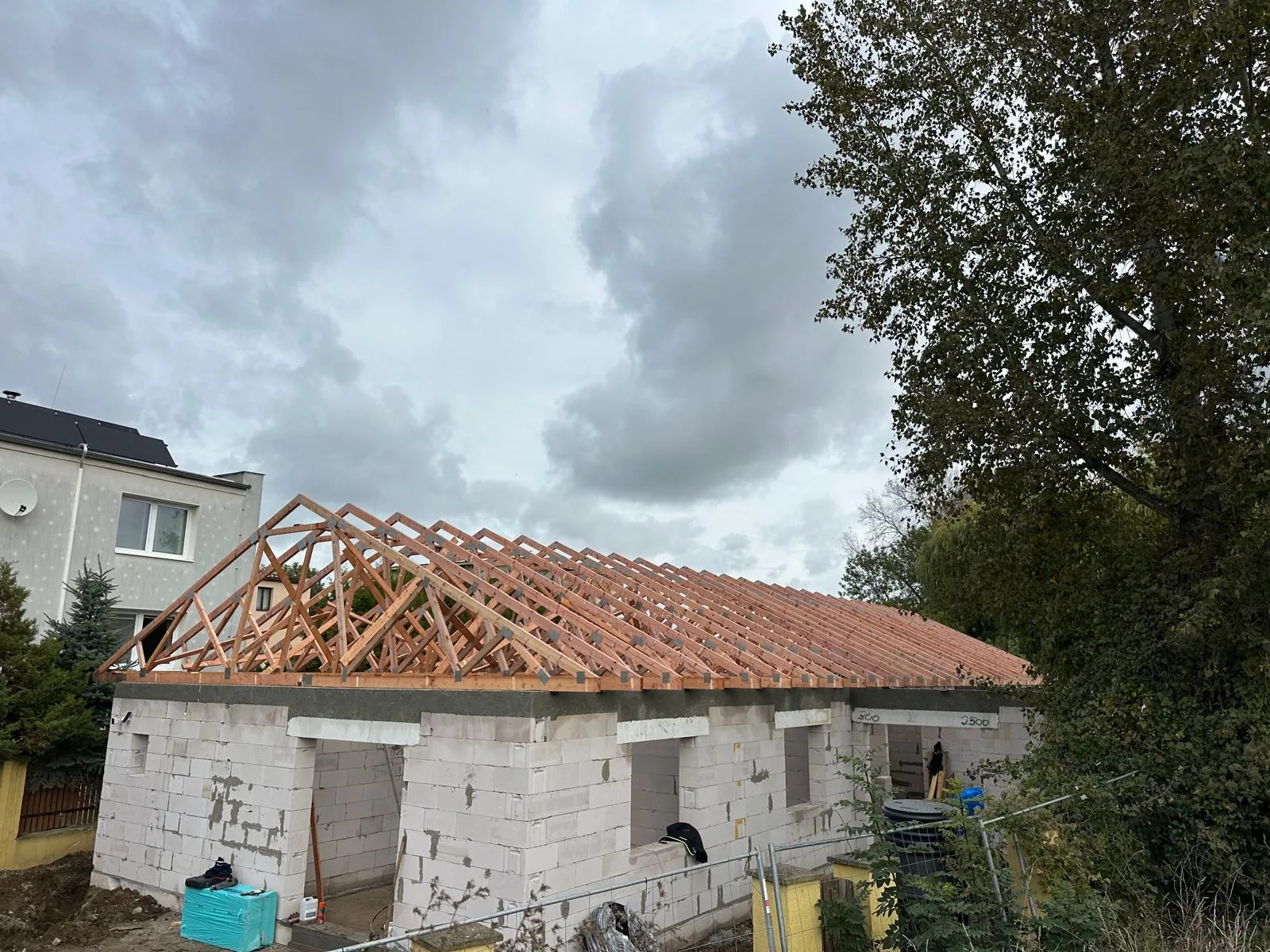 Hotový krov sedlové střechy nad Ytong zdivem — novostavba Vraňany u Mělníka