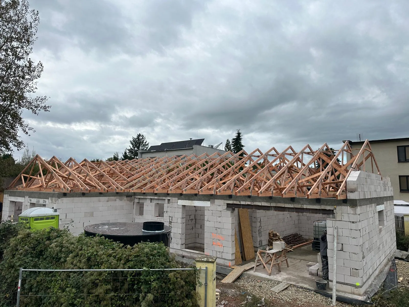 Celkový pohled na novostavbu rodinného domu s hotovým krovem — Vraňany u Mělníka