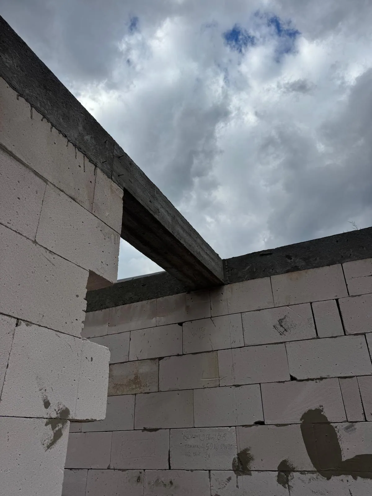 Detail rohu železobetonového věnce s překladem nad oknem — Vraňany u Mělníka